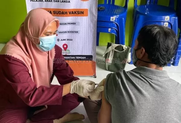 Vaksinator menyuntikkan vaksin booster kepada salah seorang warga yang mengikuti vaksinasi oleh Binda Kalteng di Kabupaten Katingan, Selasa (28/6/2022)