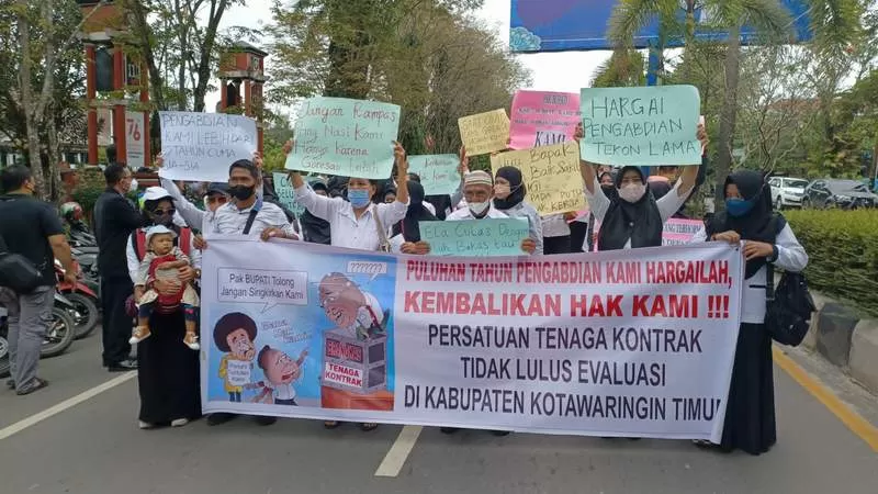 Ratusan Eks Tekon saat melakukan demo damai didepan kantir DPRD Kabupaten Kotim, Senin (4/7). (BAHRI)