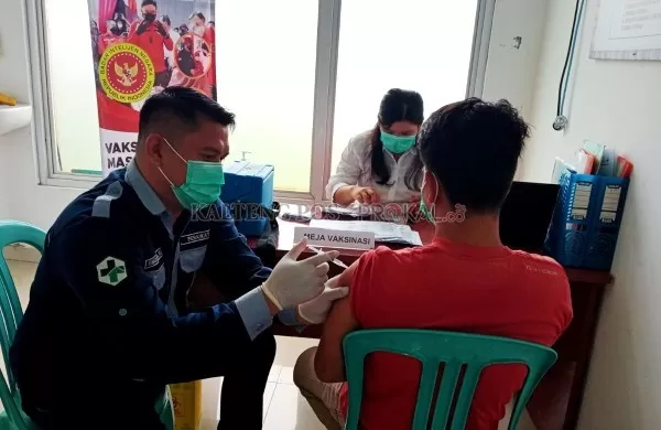 Vaksinator menyuntikan vaksin Covid-19 kepada salah seorang warga. Vaksinasi ini dilaksanakan Binda Kalteng, Rabu (13/7/2022) (Ist)