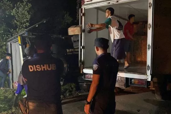 Dinas Perhubungan Kota Palangka Raya saat menanggapi laporan adanya truk terbalik di sekitar Jalan Panenga Raya, Kota Palangka Raya. (IST)
