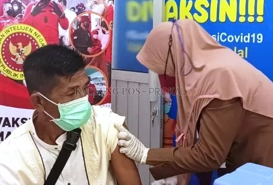 Seorang lansia mengikuti vaksinasi yang dilaksanakan BINDA Kalteng, Selasa (2/8/2022)