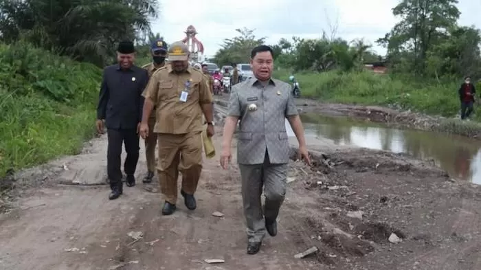 Bupati Kabupaten Kotim H.Halikinnor saat meninjau jalan lingkar selatan yang rusak parah belum lama ini. (BAHRI/KP)