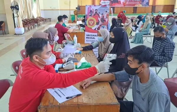 Ratusan mahasiswa baru IAIN Palangka Raya menjalani skrining kesehatan sebelum mendapat suntikan vaksin Covid-19