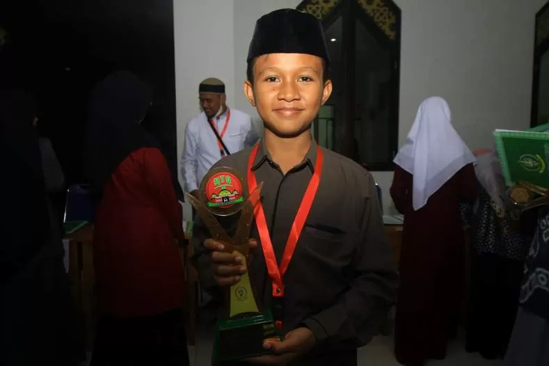 JUARA TILAWAH: Muhammad Rizky Hamonangan memperlihatkan trofi juara 1 cabang Tilawah pada ajang MTQH XXX tingkat Provinsi Kalteng.
