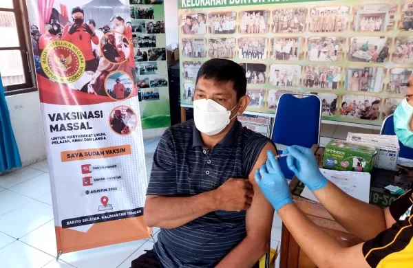 Seorang warga mengikuti vaksinasi Covid-19 yang dilaksanakan BINDA Kalteng, Selasa (9/8)