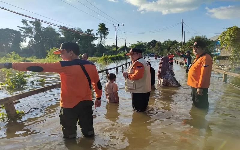 Kepala Pelaksana BPBD Katingan Roby dan jajarannya, ketika meninjau bencana banjir di wilayah Tumbang Samba Kecamatan Katingan Tengah beberapa waktu lalu. (FOTO : BPBD KABUPATEN KATINGAN)
