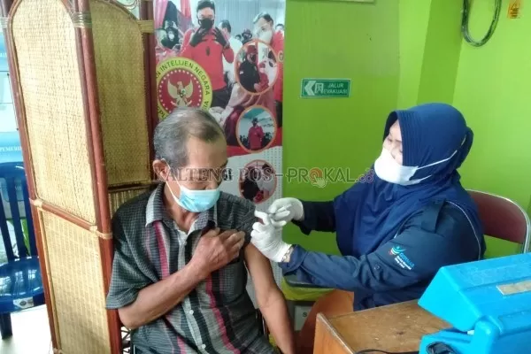 Seorang warga mengikuti vaksinasi Covid-19 yang dilaksanakan Binda Kalteng