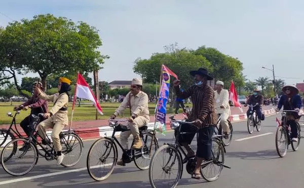Komunitas PESAT bersepeda sambil membagikan sembako kepada masyarakat kurang mampu di Palangka Raya, Minggu (14/8/2022)