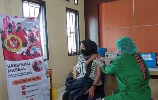 Salah seorang warga Kota Palangka Raya melakukan vaksinasi COVID-19