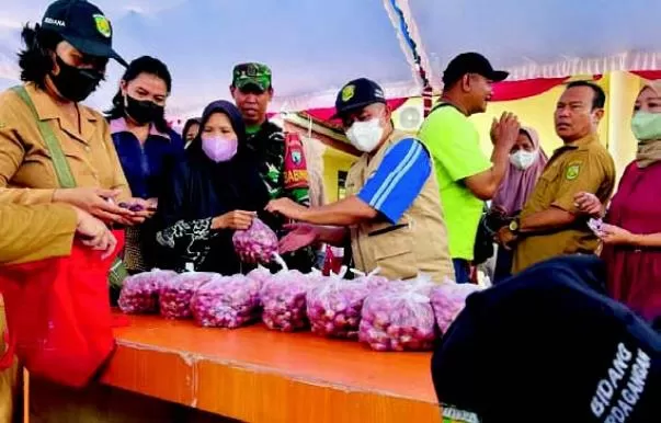 Pemko Palangka Raya bekerja sama dengan Bank Indonesia menggelar Pasar Murah Bawang Merah di Kelurahan Langkai, kemarin