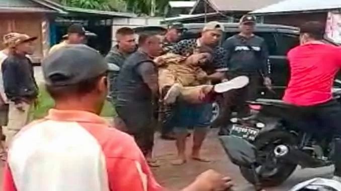 Terduka pelaku Martaban, ditangkap petugas Kepolisian Polsek Tewang Sangalang Garing dan Pulau Malan, usai melakukan pembunuhan terhadap Adrianto di Kelurahan Pendahara, Sabtu (13/8). (FOTO : WARGA)