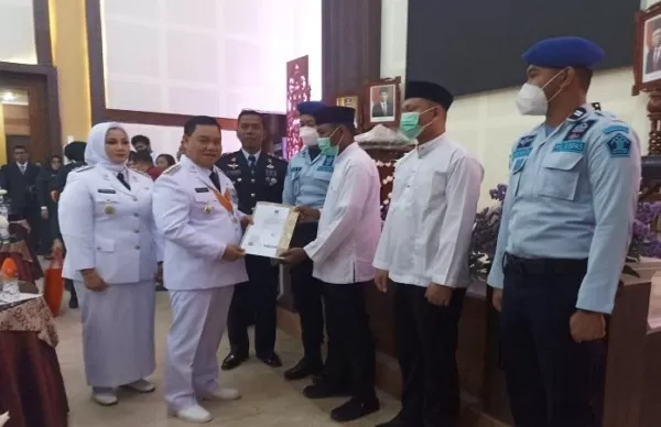 Bupati Kabupaten Kotim H.Halikinnor didampingi Kalapas Sampit Agung Supriyanto menyerahakan surat Remisi kepada warga binaan Lembaga Pemasyarakatan Kelas IIB Sampit, Rabu (17/8)