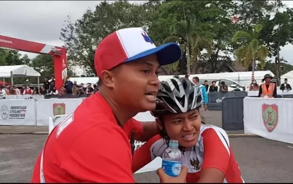 Atlet Sepeda Indonesia Ayu Tria Andriana tak kuasa menahan haru bersama Tim Official, setelah berhasil naik podium dengan Top Rider Dunia