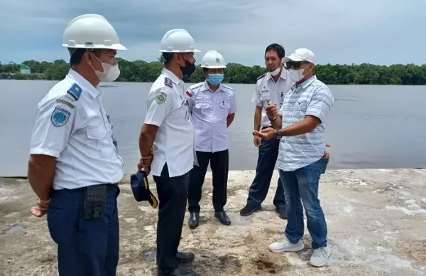 Sekretaris Komisi IV DPRD Kabupaten Kotim Bima Santoso, bersama dinas perhubungan saat melakukan pengecekan salah satu pelabuhan yang ada di pingiran sungai mentaya beberapa waktu lalu.