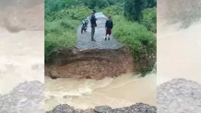Jembatan penghubung Desa Suka Mandang - Desa Tangga Batu Kecamatan Seruyan Tengah rusak parah atau putus akibat Intensitas curah hujan yang tinggi, Rabu (13/9). (FOTO : IST)