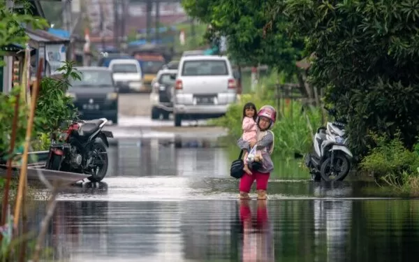 Aktivitas warga Palangka Raya terganggu akibat banjir.