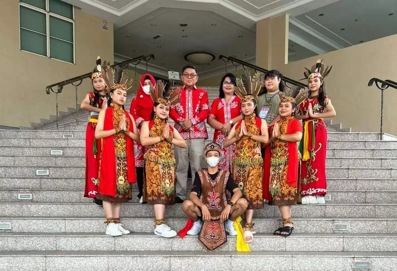 PAKAIAN ADAT: Siswa-siswi SMAN 2 Palangka Raya didampingi para guru menggunakan pakaian adat Kalteng saat mengikuti lomba di Malaysia, belum lama ini.