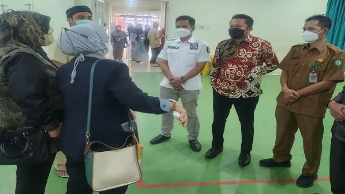 Anggota Komisi III DPRD Kabupaten Kotim Riskon Fabiansyah (kemeja putih) beserta jajaran Komisi III lainnya saat melakukan sidak ke RSUD dr.Murjani, Selasa (18/10). (DPRD UNTUK KALTENGPOS)