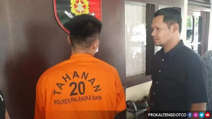 Kasatreskrim Polresta Palangka Raya, Kompol Ronny M Nababan saat mengintrograsi pelaku di Mapolresta Palangka Raya, Selasa (17/1). (HAFIDZ/PROKALTENG.CO)