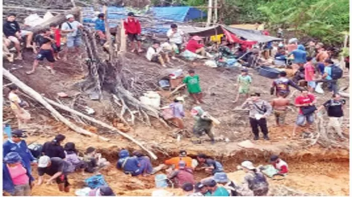 Kapolsek Tewah Ipda Teguh Triyono mengimbau warga agar menjaga keamanan dan ketertiban di lokasi penambangan emas.(FOTO : KAPOLSEK)