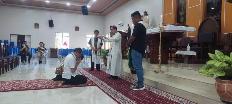 Perdie M Yoseph didoakan dan diberkati oleh Uskup Palangka Raya Mgr Aloysius M Sutrisnaatmaka.
