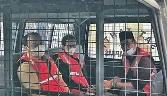 Otovianus dan Budi Prayitno berada di mobil tahanan yang akan membawa mereka ke Rutan Kelas IIA Palangka Raya,Senin (3/10/2022).(DOK GALIH/KPG)