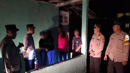 Polisi mendatangi sekelompok remaja yang nongkrong sambil minum minol di Jalan Massa Kelurahan Tangkiling Kecamatan Bukit Batu, Sabtu malam (25/2). (POLRESTA PKY)