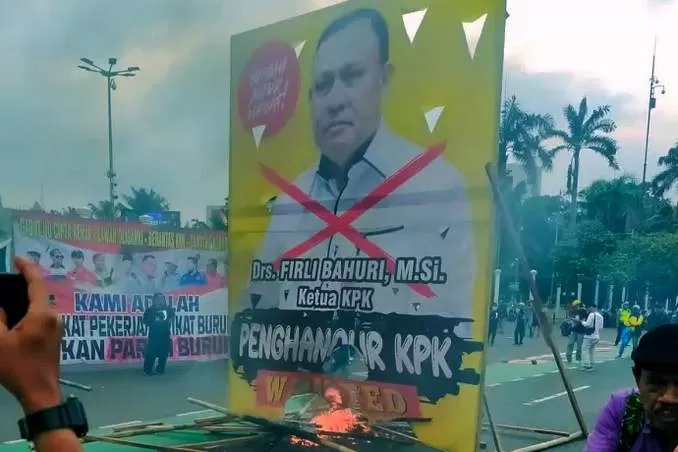 Spanduk besar bergambar Ketua KPK Firli Bahuri diarak dan dibakar massa buruh di depan Gedung DPR RI, Jakarta, Senin (1/5). (istimewa)