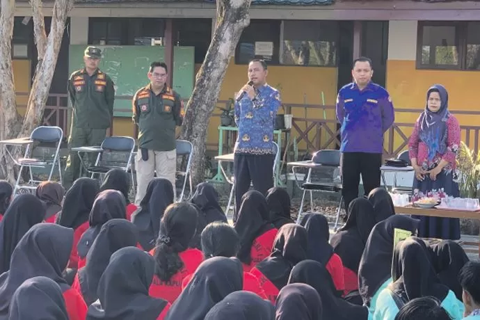 Satpol PP dan Damkar Kapuas bersama Karang Taruna Kecamatan Selat melakukan sosialisasi pencegahan kenakalan remaja, beberapa waktu yang lalu di SMKN 1 Kuala Kapuas. (ist)