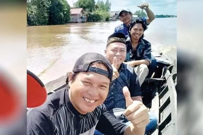 Anggota Dewan Perwakilan Rakyat Daerah (DPRD) Kabupaten Kapuas Rahmad Jainudin (tiga dari kiri) saat bersama warga menaiki perahu tradisional.(ist)