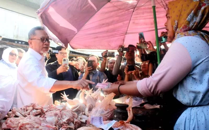 Mendag RI, Zulkifli Hasan saat mengunjungi pedagang daging ayam di Pasar Besar Palangkaraya, Sabtu (3/6)(HAFIDZ/PROKALTENG.CO)