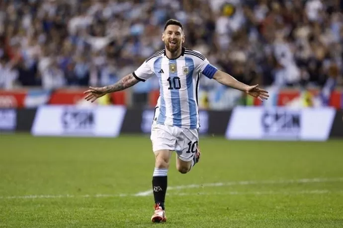 Kapten timnas Argentina Lionel Messi merayakan gol dalam pertandingan persahabatan antara Argentina melawan Jamaika pada 28 September 2022 di Red Bull Arena di Harrison, New Jersey. (AFP/ANDRES KUDACKI)