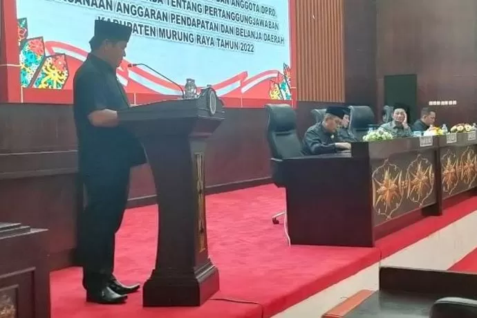 Anggota DPRD Mura Bebie membacakan hasil reses (dapil) II dalam rapat paripurna dewan, baru-baru ini.(ist)