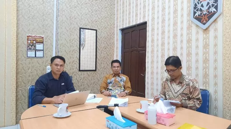 Ketua KPU Kalteng Sastriadi didampingi Anggota KPU Kalteng Dwi Swasono dan Wawan Wiraatmaja (HAFIDZ/PROKALTENG.CO)