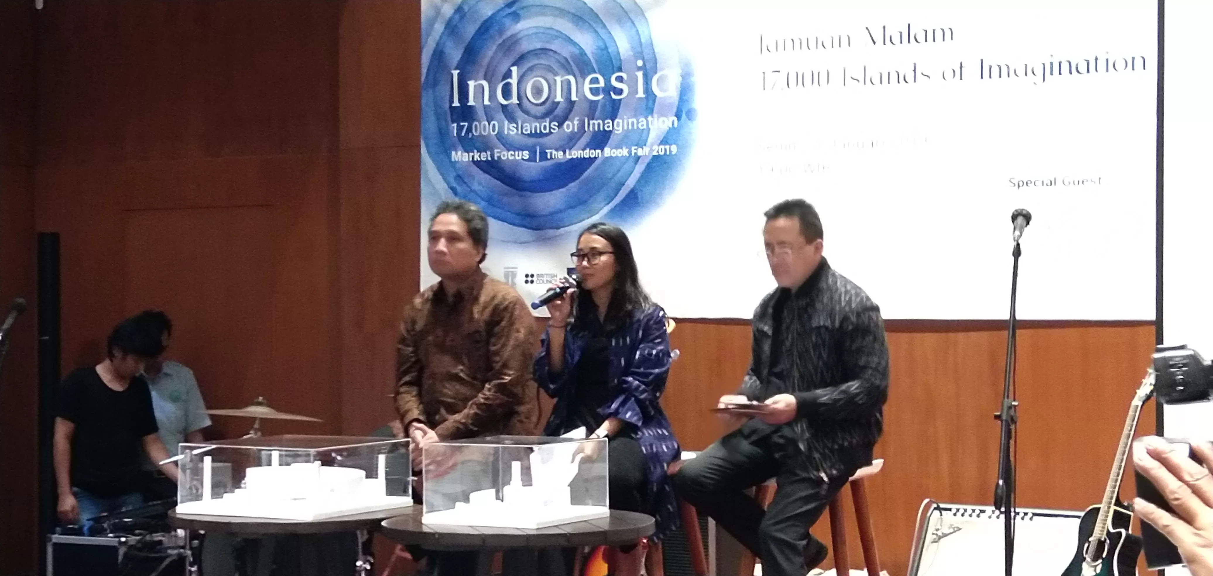(kiri - kanan) Dirjen Kebudayaan Kemdikbud, Hilmar Farid, Ketua Harian Panitia Pelaksana  Kegiatan Indonesia Market Focus untuk LBF 2019, Laura Bangun Prinsloo dan Kepala Badan Ekonomi Kreatif (Bekraf) Triawan Munaf dalam konferensi pers di Jakarta. (Foto : ist)