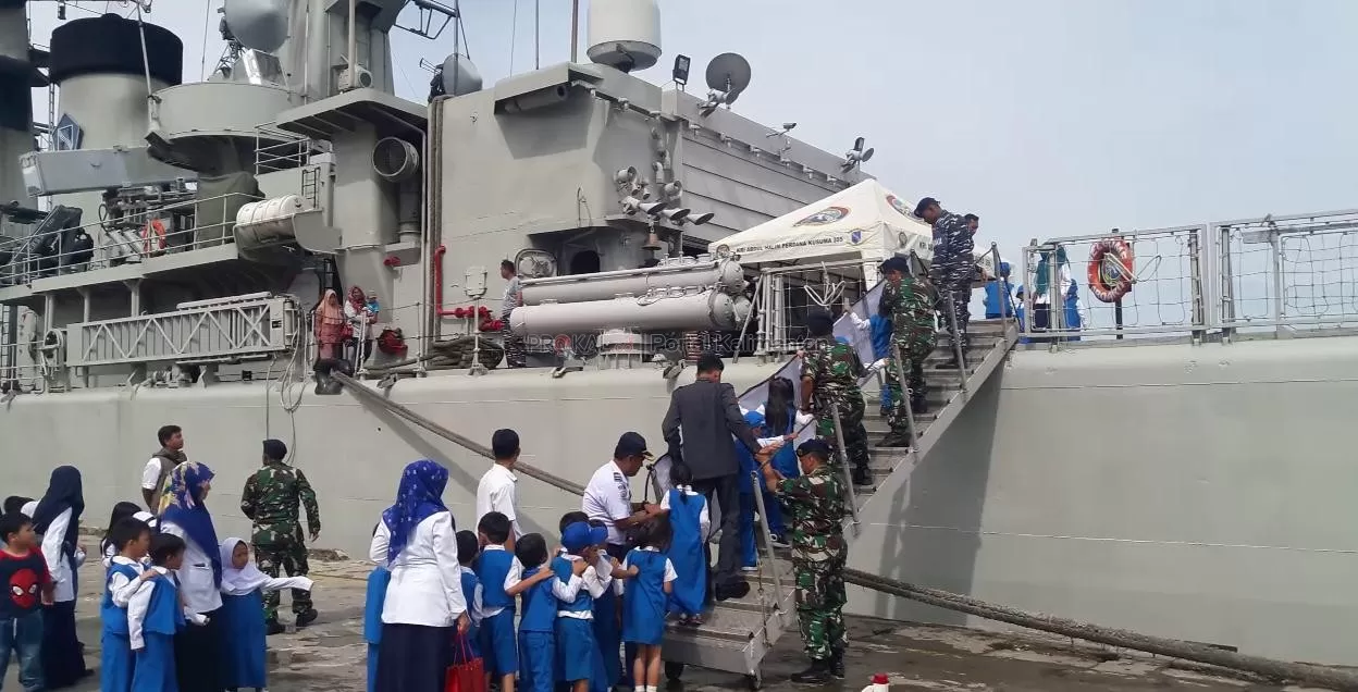 Murid TK di Balikpapan tak mau melewatkan naik ke kapal perang milik TNI AL yakni KRI Abdul Halim Perdankusuma 355 yang sandar, Senin (28/1) sekira pukul 08.00 Wita