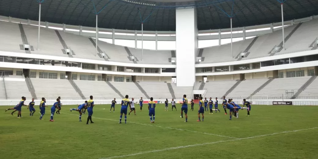 Pemain Persiba Balikpapan melakukan game internal saat latihan perdana di Stadion Batakan, Selasa (5/2) sore.
