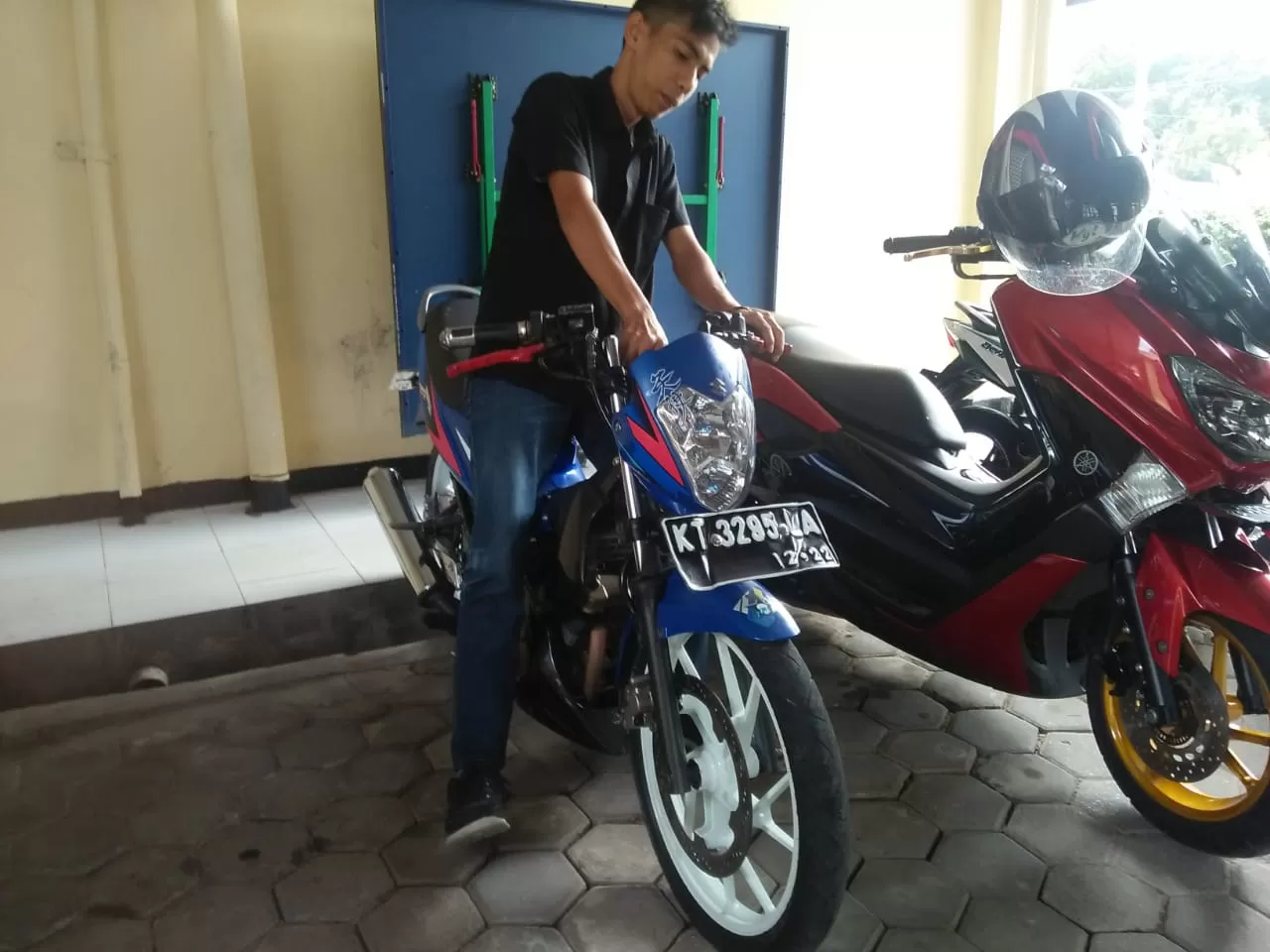 Pemilik motor, Wahyudi, mengecek kendaraan miliknya di Polsek Balikpapan Selatan.