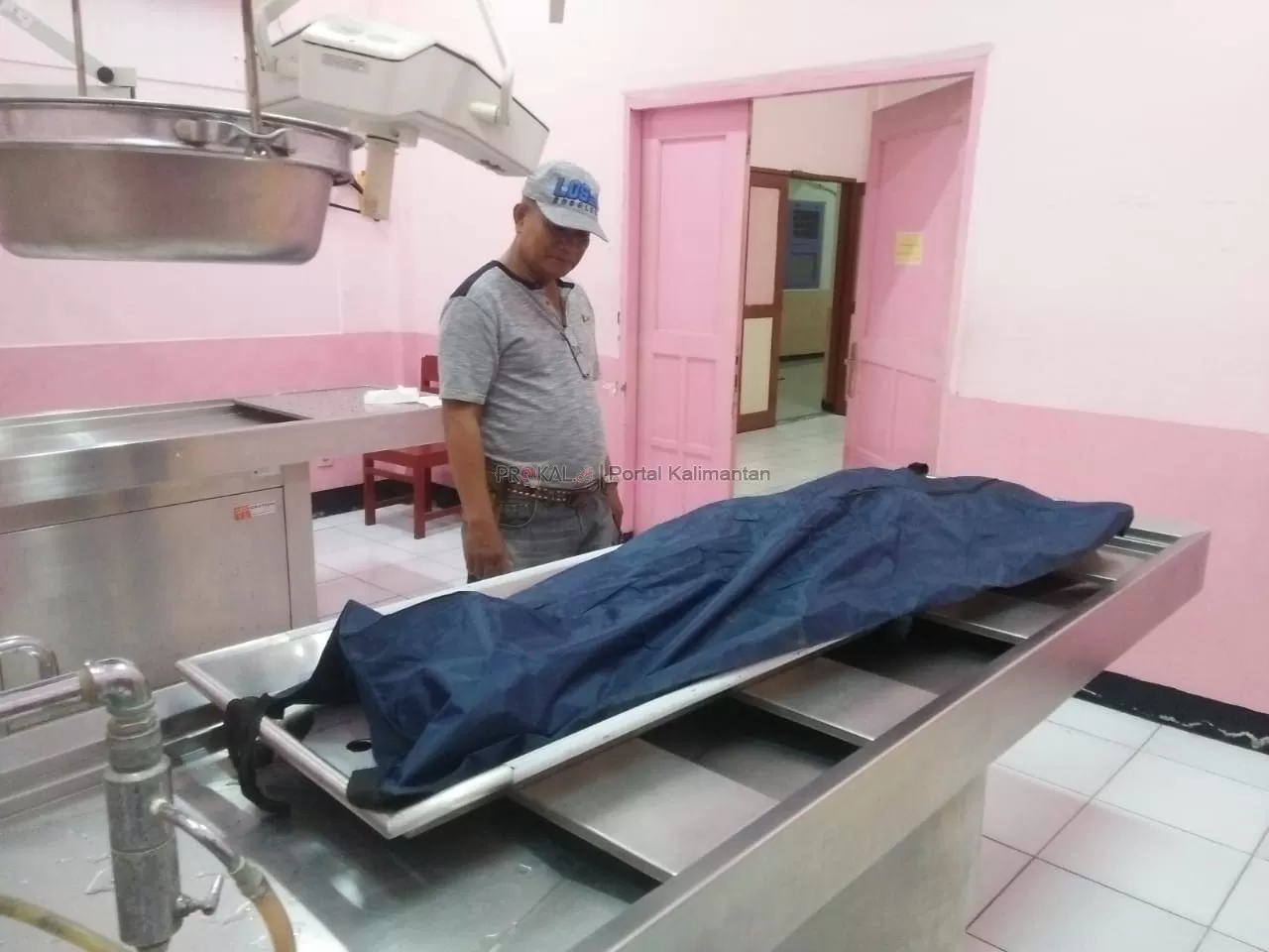 Kanit Laka Polres Balikpapan Ipda Sirait mengecek korban laka di ruang mortuary RSKD Balikpapan.