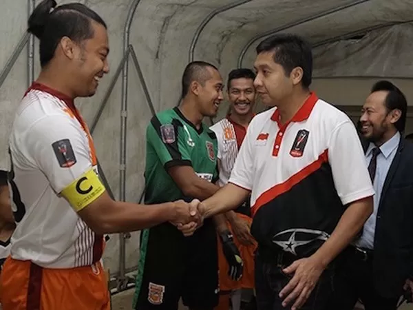 Ketua SC Piala Presiden Maruarar Sirait saat bersalaman dengan Kapten Borneo FC, Hamka Hamzah. (foto : dok.Piala Presiden for Kaltim Post)