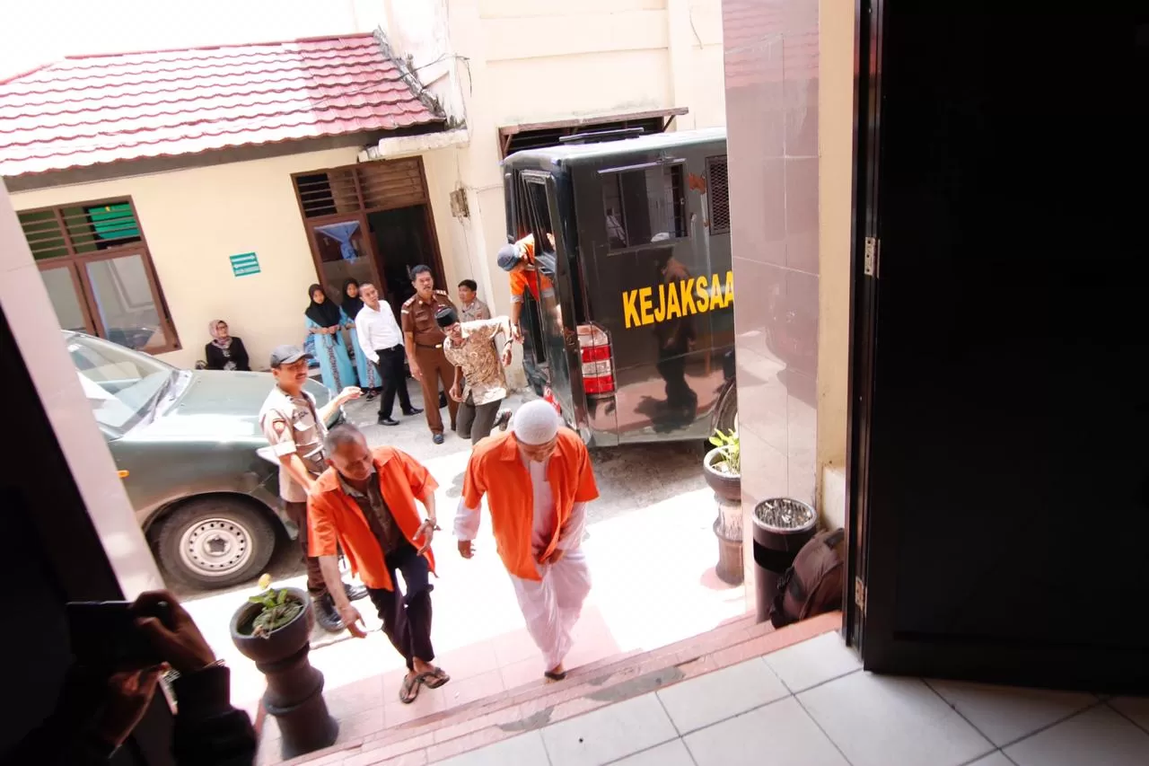 Direktur ATM, Hamzah Husain (kopiah) tiba di PN Balikpapan sekira pukul 12.00 Wita, Rabu (27/2)