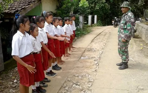 Prajurit TNI akan membantu memberikan pembelajaran di sekolah-sekolah yang berada di wilayah perbatasan. (foto : ilustrasi/ dok. Jawa Pos)