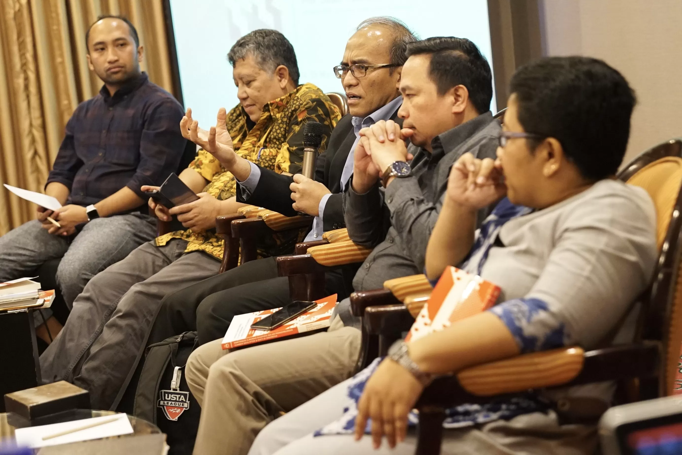 Para narasumber yang hadir dalam acara diskusi buku “Kontribusi Ilmuwan Diaspora dalam Pengembangan Sumber Daya Iptek dan Dikti di Indonesia” di Century Park Hotel Jakarta. (Foto : kemristekdikti for Kaltim Post)