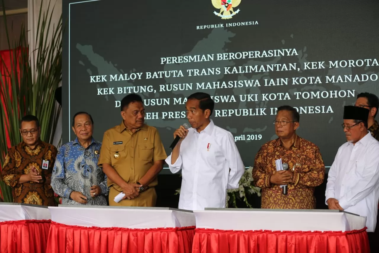 Presiden RI Joko Widodo mengenakan kemeja putih. (Foto: Fuji Humas)