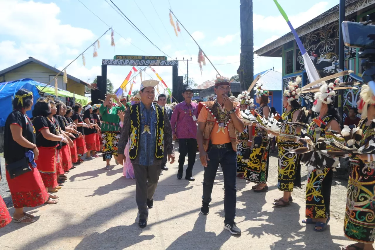 Asisten Pemkesra Suko Buono diarak dan disambut dengan tarian penyambutan oleh masyarakat Desa Miau Baru, Kecamatan Kongbeng (Foto: Wak Hedir Humas)