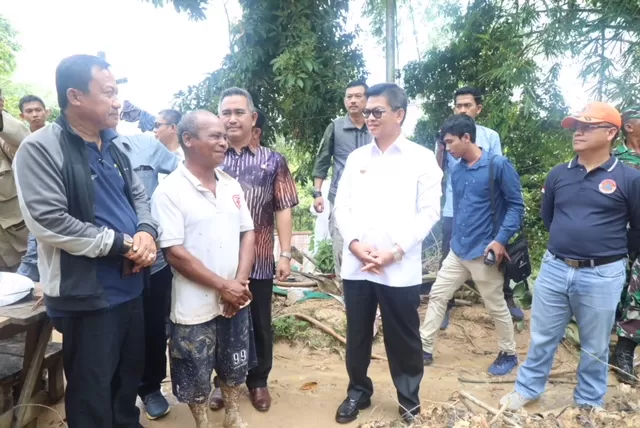 PEDULI : Gubernur Kaltara Dr H Irianto Lambrie saat mengunjungi lokasi bencana longsor di Kampung Bugis, Kelurahan Karang Anyar, baru-baru ini.