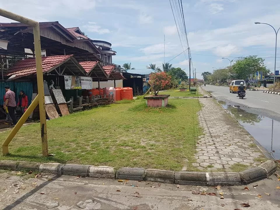 MINTA DIBENAHI  : Taman kota yang dibangun menggunakan CSR PT Pertamina di Jalan Propinsi Km. 1 Kelurahan Penajam, Kecamatan Penajam.