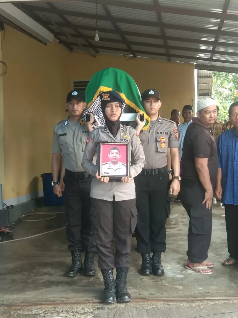 PEJUANG PESTA DEMOKRASI: Jenazah Dany Faturrahman saat disemayamkan di kediamannya di Jalan Biawan, Samarinda Ilir, Kamis (18/4).