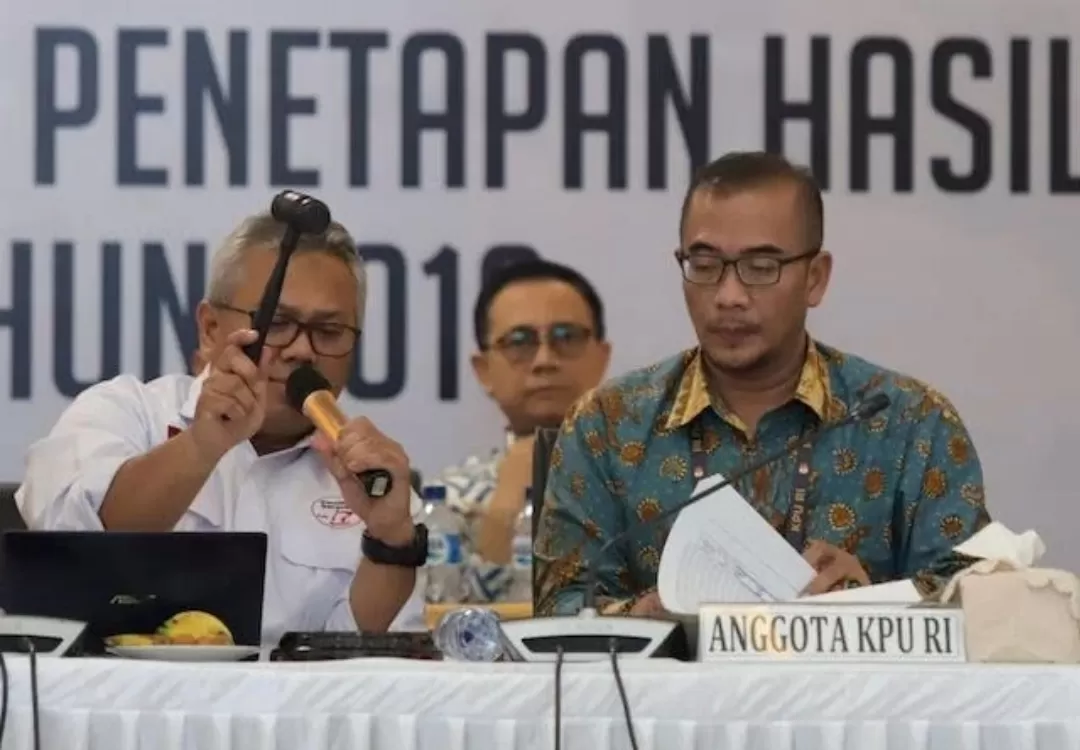 Ketua KPU Arief Budiman mengetuk palu sebagai tanda resmi menetapkan hasil rekapitulasi penghitungan suara tingkat nasional untuk pemilihan presiden (Pilpres) 2019 pada Selasa (21/5) dini hari. (Dery/JawaPos.com)