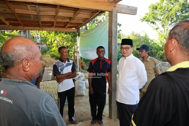 LAYANI MASYARAKAT- Gubernur Kaltara Dr H Irianto Lambrie, menjumpai masyarakat yang sedang antre untuk mendapatkan pelayanan kesehatan secara gratis di Puskesmas Aji Kuning, Sebatik Tengah, Rabu (29/05).